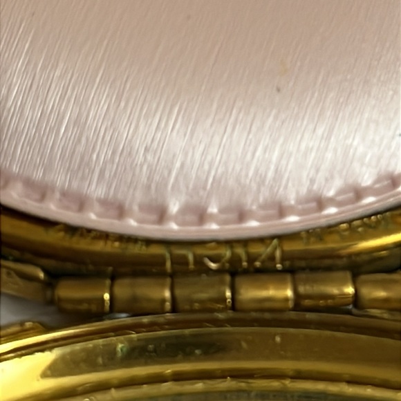 Vintage KIGU Gold Tone Compact with Leaf & Crystal Design. No powder. not used - Picture 4 of 8